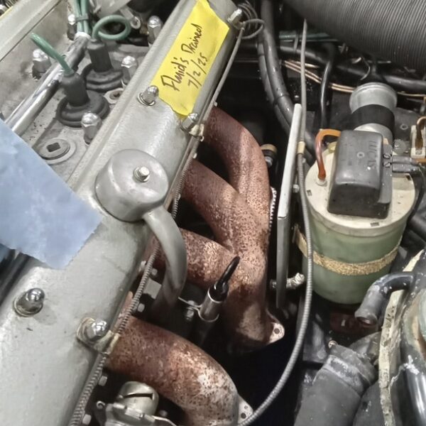 110225 1969 aston martin db6 volante drivetrain and engine bay tear down (30)