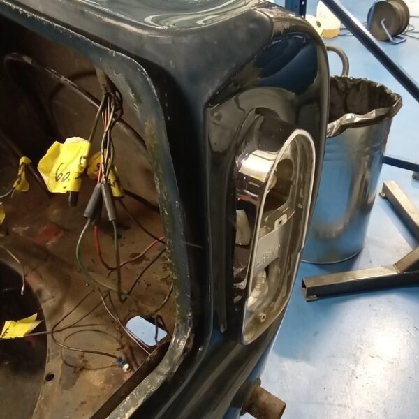 110225 1969 aston martin db6 volante strip down (24)