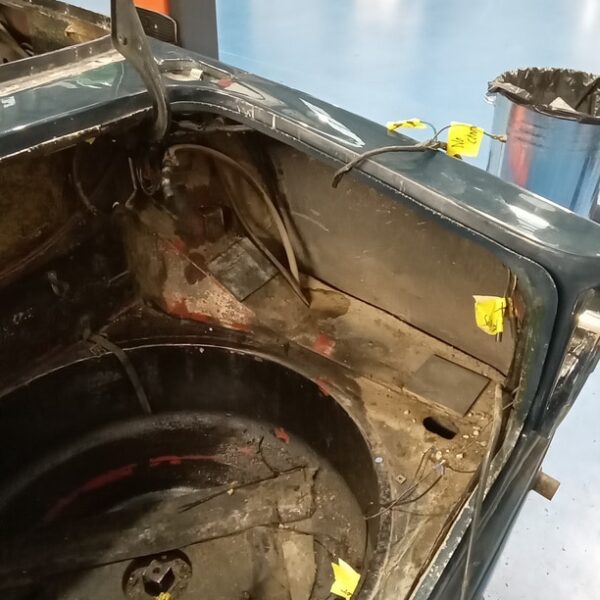 110225 1969 aston martin db6 volante strip down (49)