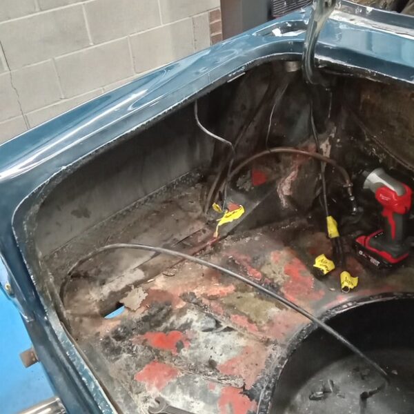 110225 1969 aston martin db6 volante strip down (52)