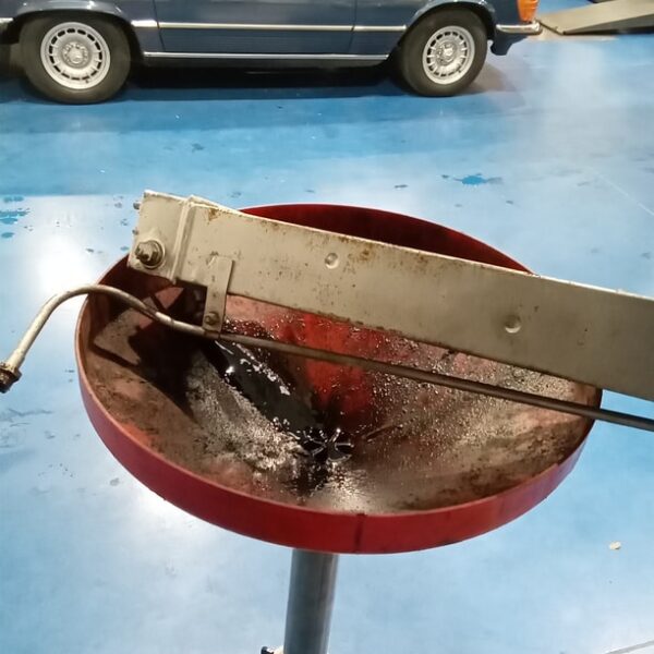 110225 1969 aston martin db6 volante strip down (8)