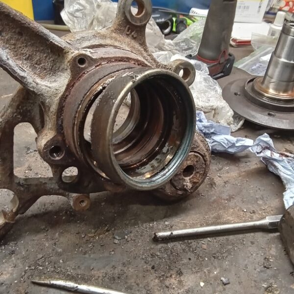 110225 1987 mercedes 500sl rear hubs stripped (11)