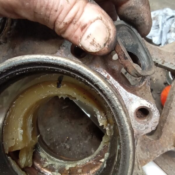 110225 1987 mercedes 500sl rear hubs stripped (15)