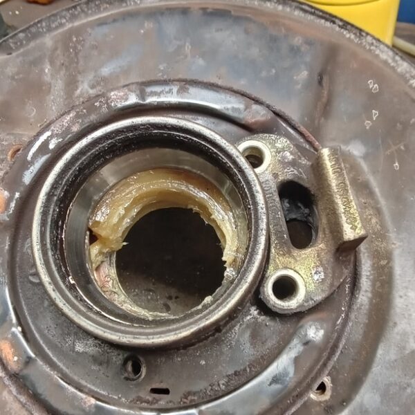 110225 1987 mercedes 500sl rear hubs stripped (16)