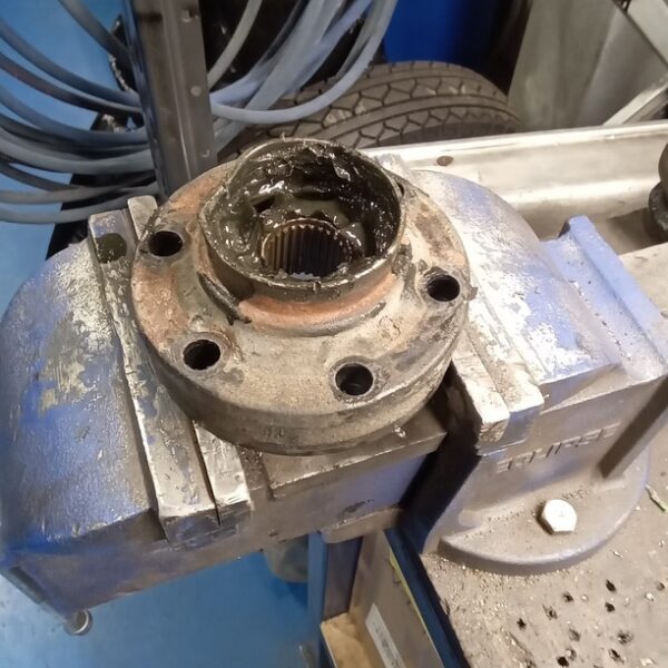 110225 1987 mercedes 500sl rear hubs stripped (22)