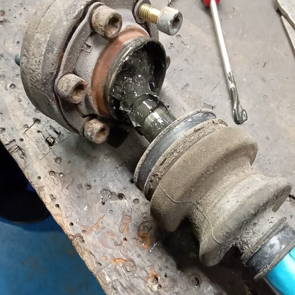 110225 1987 mercedes 500sl rear hubs stripped (25)