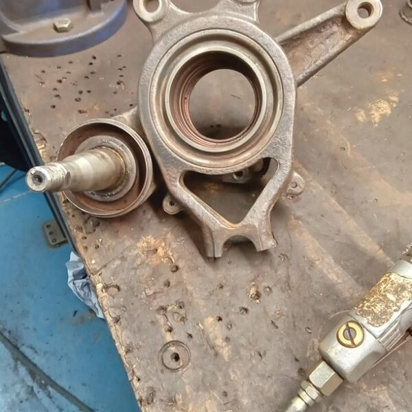 110225 1987 mercedes 500sl rear hubs stripped (4)