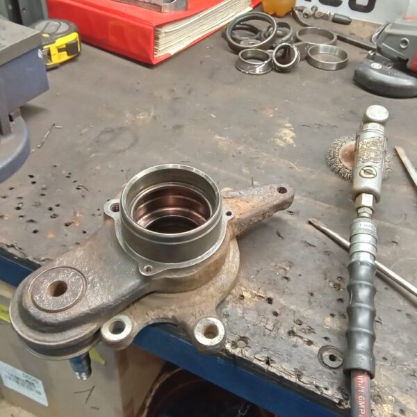 110225 1987 mercedes 500sl rear hubs stripped (6)