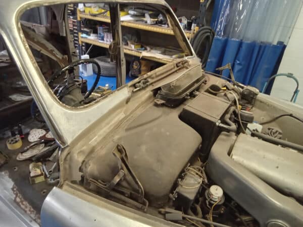 17022025 1963 rover p4 sanding (1)