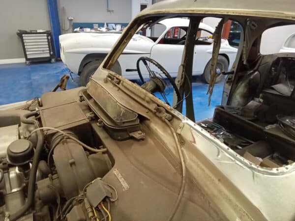 17022025 1963 rover p4 sanding (4)