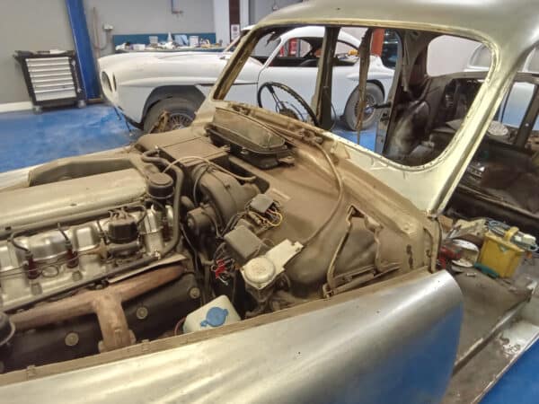 17022025 1963 rover p4 sanding (5)