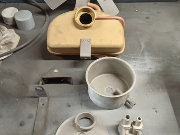 17022025 1969 aston martin db6 final strip down bits (15)