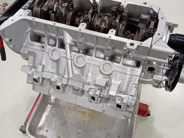 17022025 1975 mgb gt v8 engine prep and paint (13)