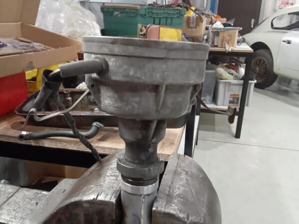17022025 1975 mgb gt v8 engine prep and paint (17)