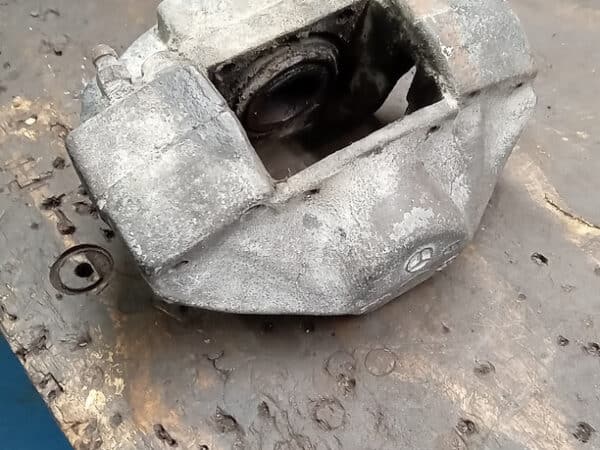 20022025 1987 mercedes 500sl callipers (1)