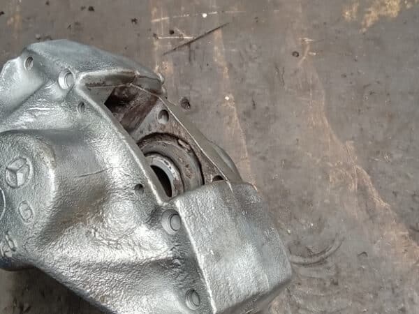 20022025 1987 mercedes 500sl callipers (6)