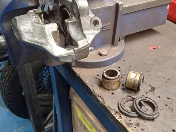 20022025 1987 mercedes 500sl callipers (9)