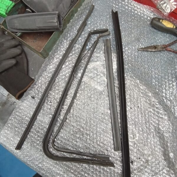 24022025 1969 aston martin db6 volante more strip down pics (105)