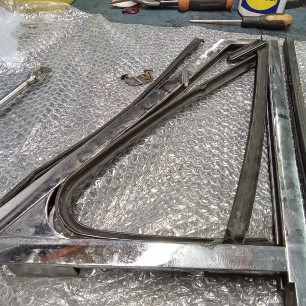 24022025 1969 aston martin db6 volante more strip down pics (128)