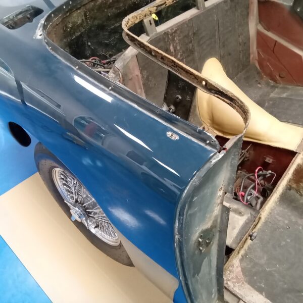 24022025 1969 aston martin db6 volante more strip down pics (167)