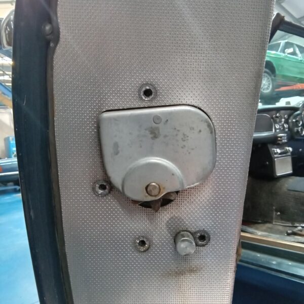 24022025 1969 aston martin db6 volante more strip down pics (28)