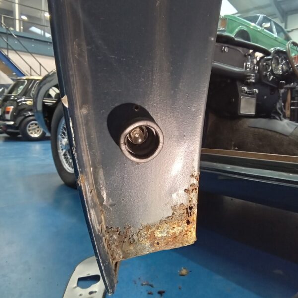 24022025 1969 aston martin db6 volante more strip down pics (29)