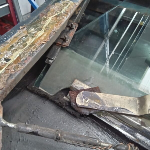 24022025 1969 aston martin db6 volante more strip down pics (48)