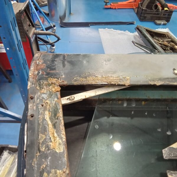 24022025 1969 aston martin db6 volante more strip down pics (49)