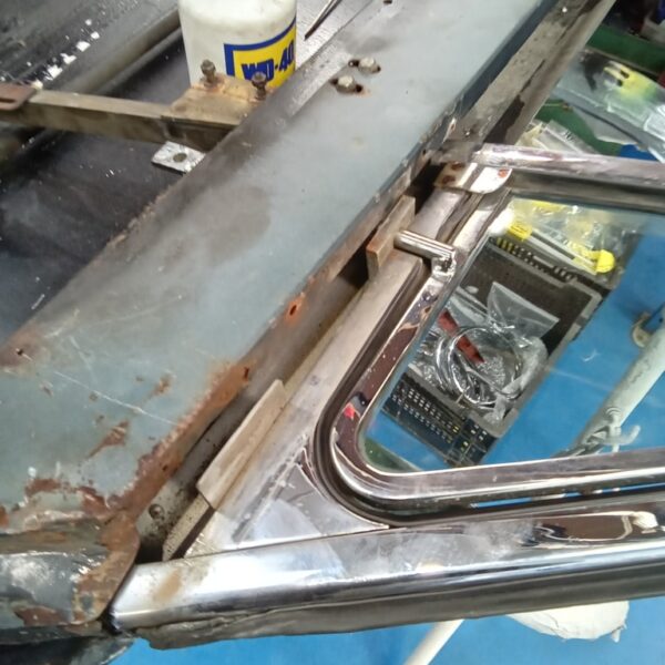 24022025 1969 aston martin db6 volante more strip down pics (5)