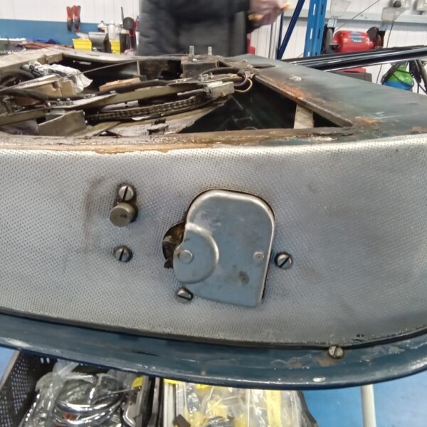 24022025 1969 aston martin db6 volante more strip down pics (65)
