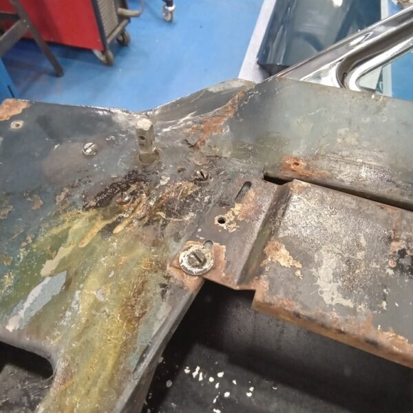 24022025 1969 aston martin db6 volante more strip down pics (83)