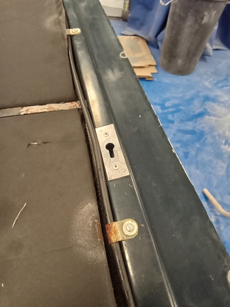250225 1969 aston martin db6 volante bonnet strip (6)