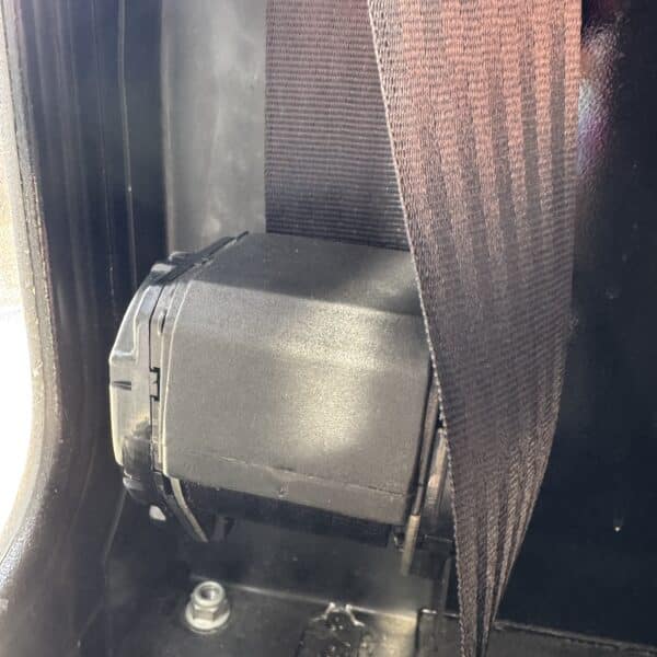 120325 land rover defender 90 seat belts (2)