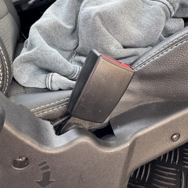 120325 land rover defender 90 seat belts (5)