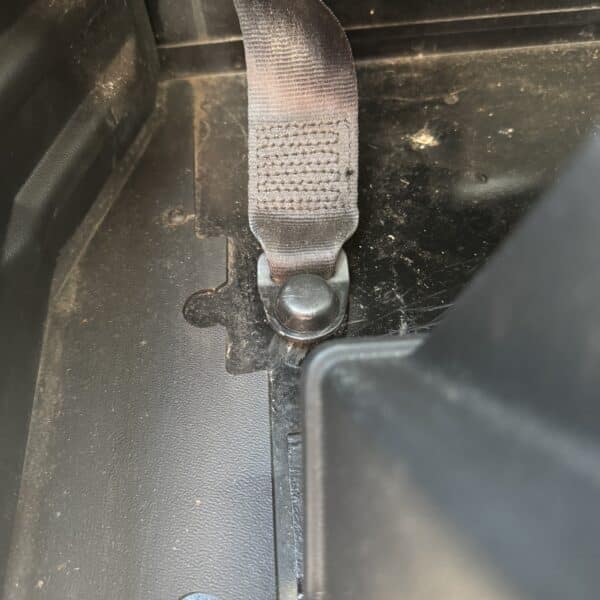 120325 land rover defender 90 seat belts (7)