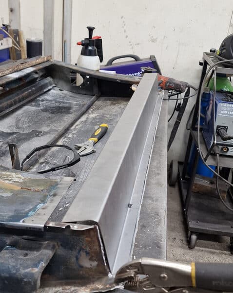 13.03.2025 1969 aston martin db6 volante blue door bottom renewed (17)