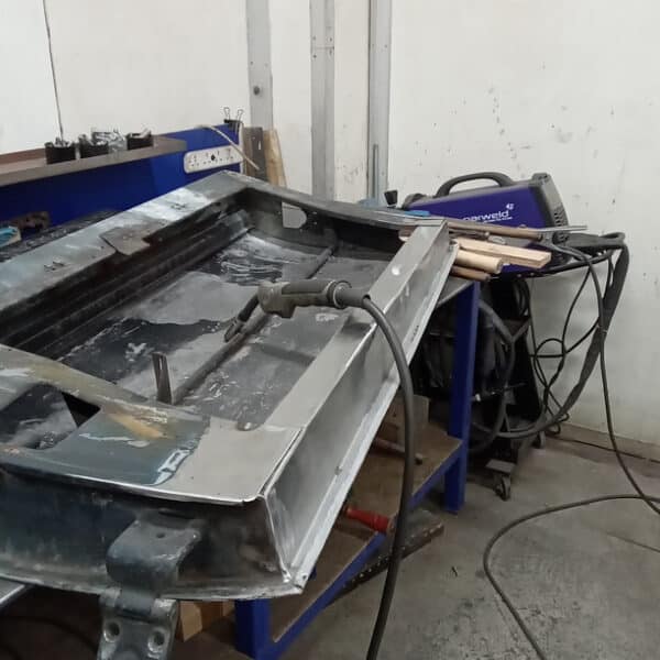13.03.2025 1969 aston martin db6 volante blue door bottom renewed (25)