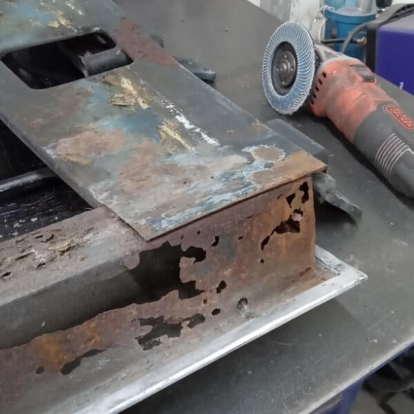 13.03.2025 1969 aston martin db6 volante blue door bottom renewed (26)