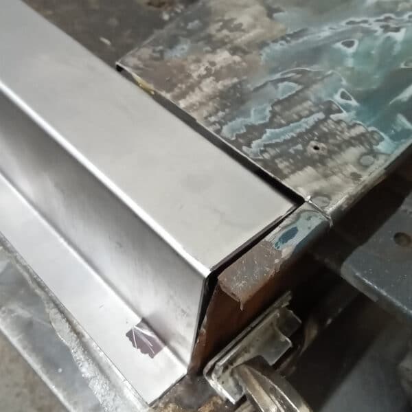 13.03.2025 1969 aston martin db6 volante blue door bottom renewed (37)