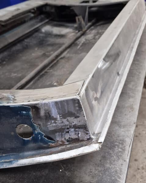 13.03.2025 1969 aston martin db6 volante blue door bottom renewed (45)