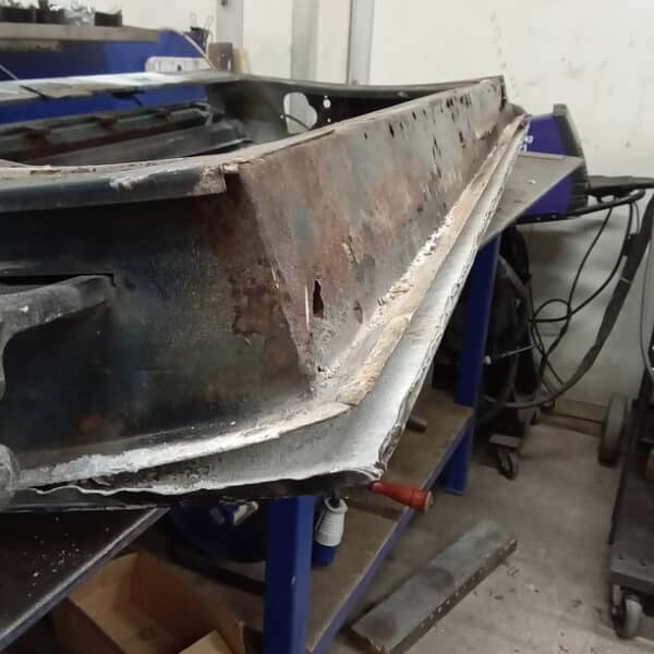 13.03.2025 1969 aston martin db6 volante blue door bottom renewed (8)