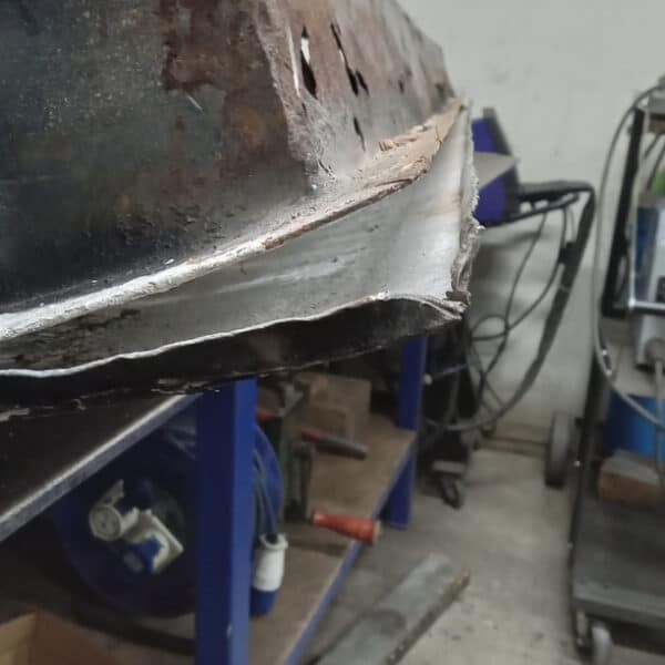 13.03.2025 1969 aston martin db6 volante blue door bottom renewed (9)