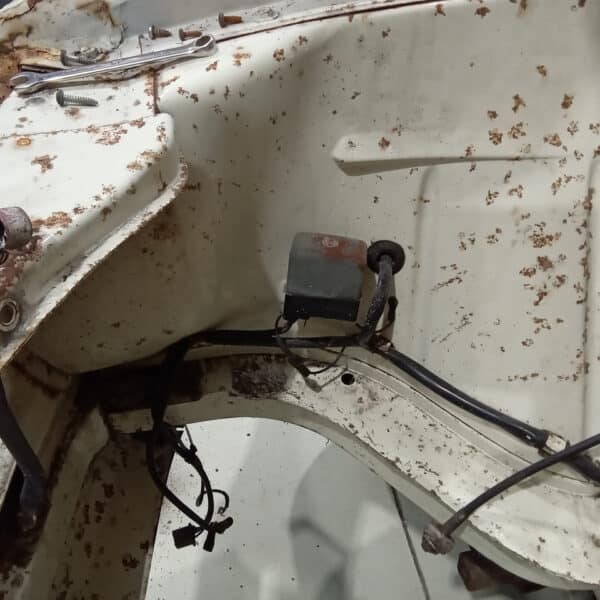 13.03.2025 1969 audi 70 l white stripping ready for paint (41)