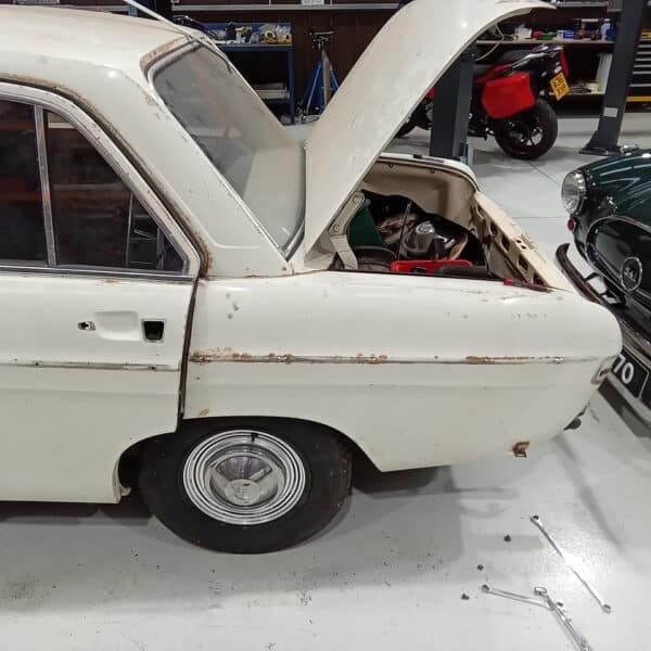 13.03.2025 1969 audi 70 l white stripping ready for paint (60)