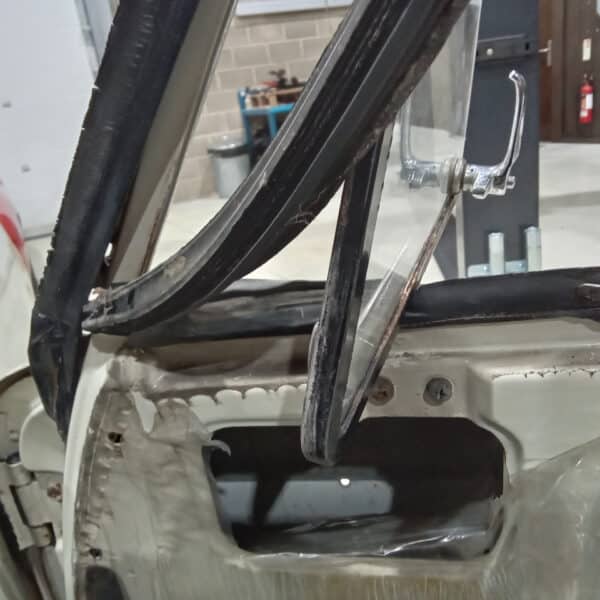 13.03.2025 1969 audi 70 l white stripping ready for paint (67)