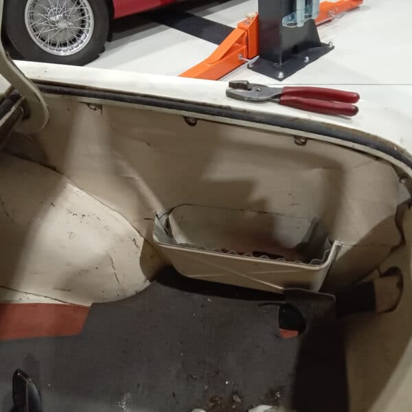 13.03.2025 1969 audi 70 l white stripping ready for paint (70)