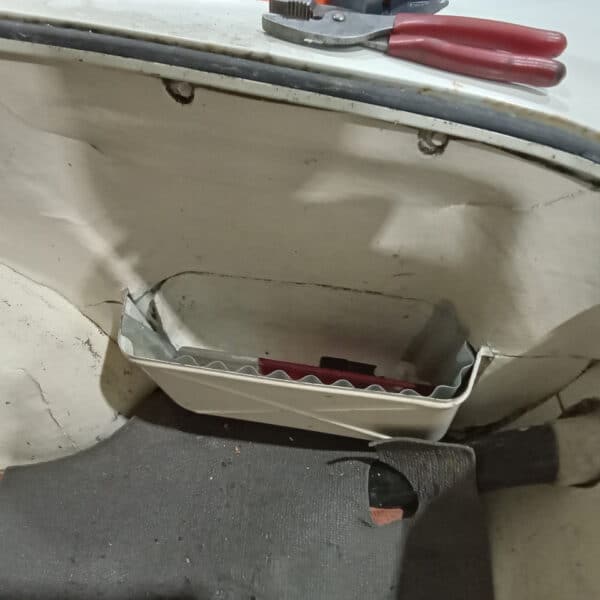 13.03.2025 1969 audi 70 l white stripping ready for paint (79)
