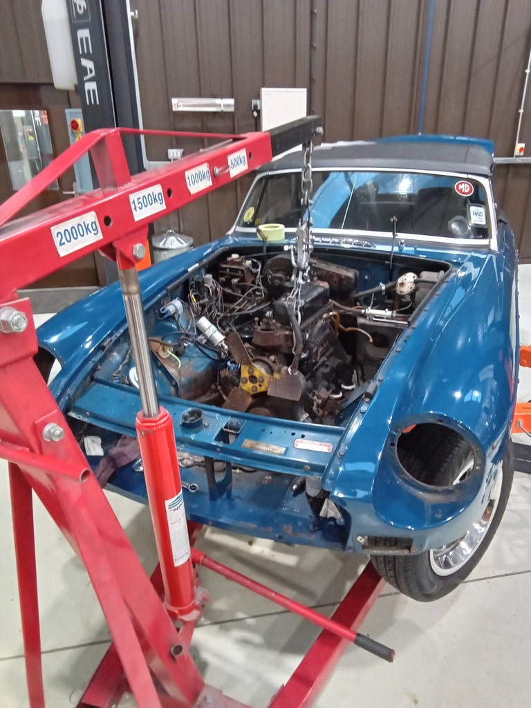 13.03.2025 1973 mg roadster blue strip down (10)
