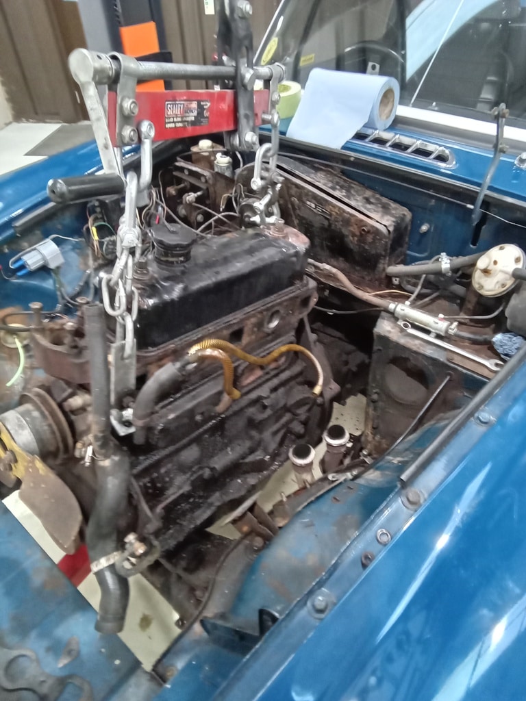 13.03.2025 1973 mg roadster blue strip down (13)