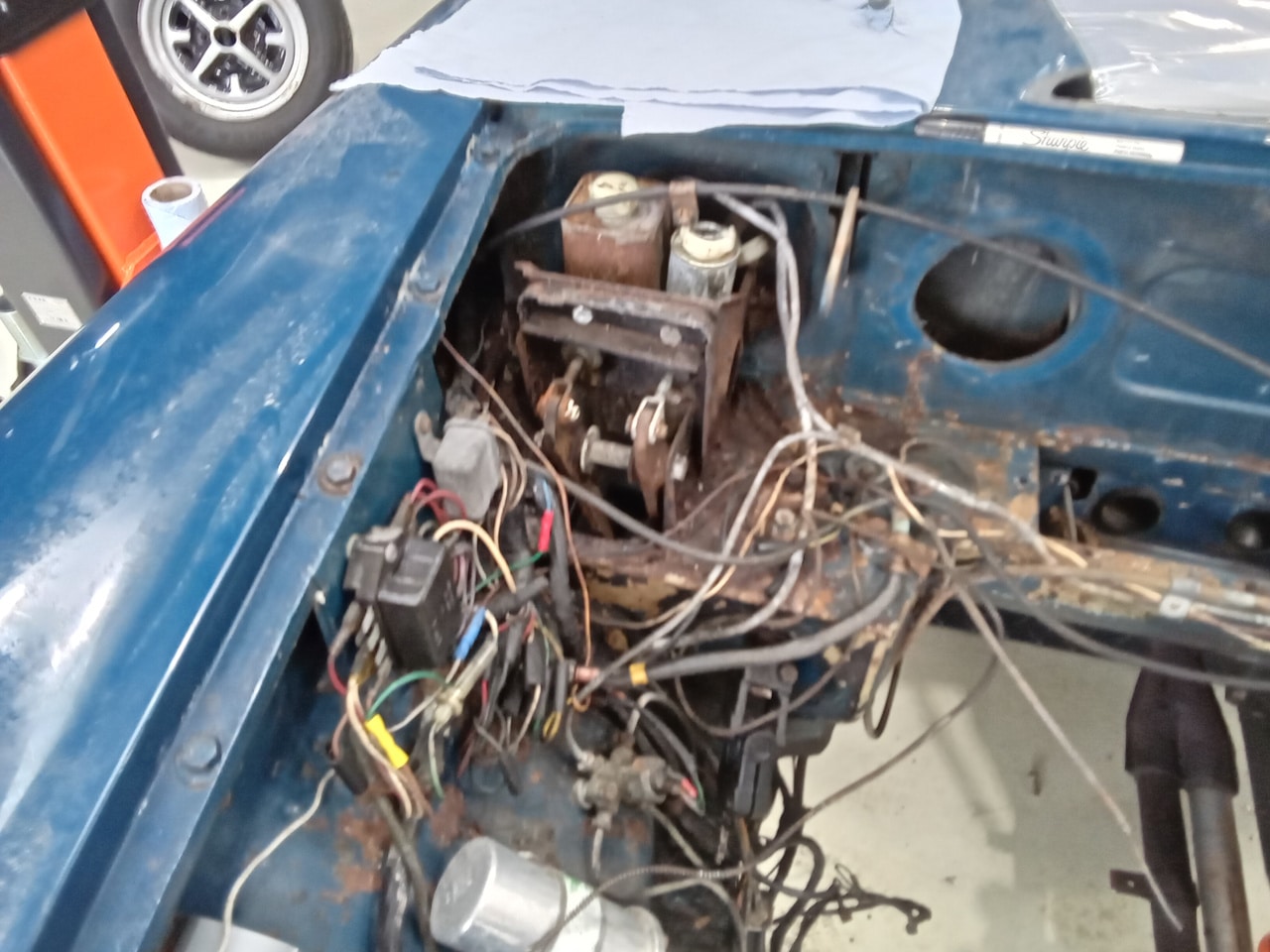 13.03.2025 1973 mg roadster blue strip down (142)